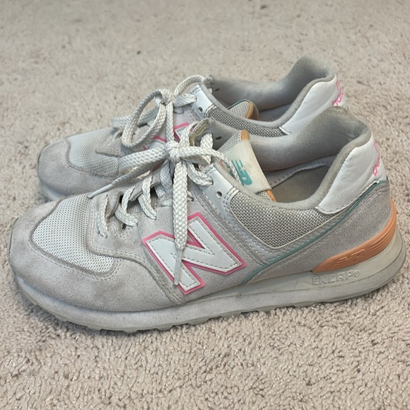 New Balance Women’s 574 ‘Nimbus Cloud Peach Glaze’ Size 8.5 - Picture 3 of 7